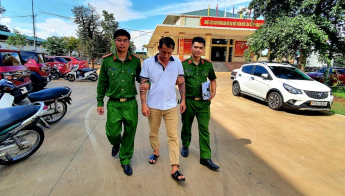 Công an Đắk Lắk dẫn giải Đỗ Văn Thành về trụ sở để xử lý.
