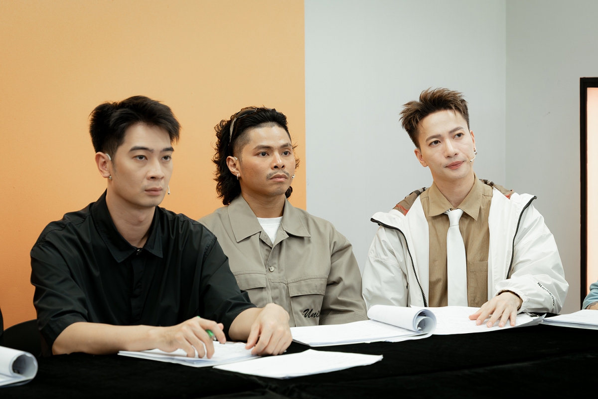 Không khí căng thẳng của các BGK, HLV với quyết định đánh giá và xếp hạng thực tập sinh