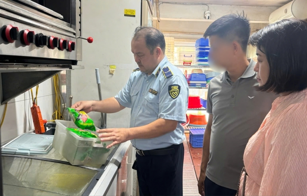 Lực lượng chức năng làm việc với chủ quán "lòng chát quán"