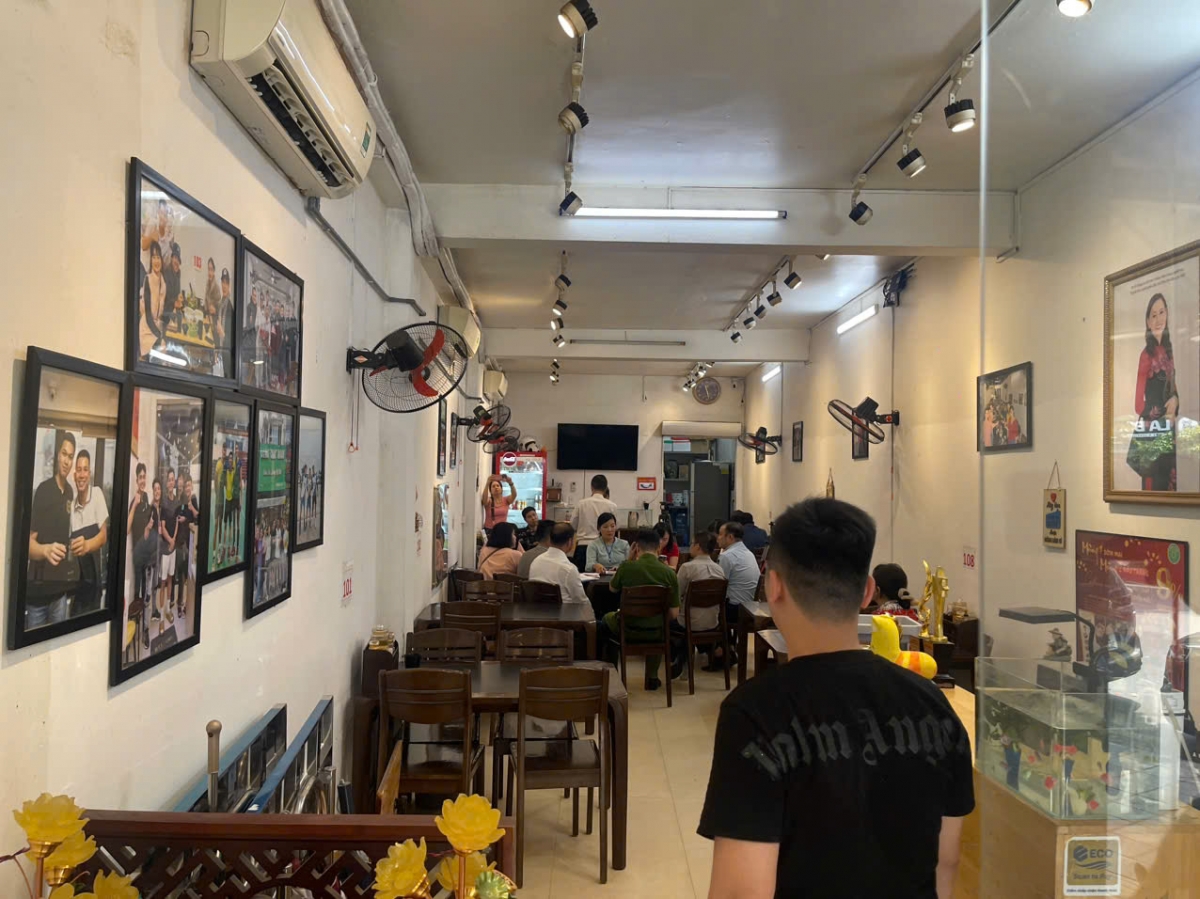 Lực lượng chức năng làm việc với chủ quán "lòng chát quán"