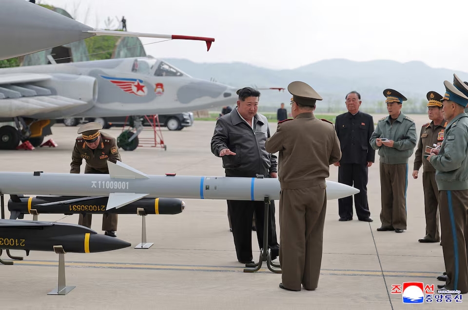 Nhà lãnh đạo Triều Tiên Kim Jong-un trao đổi với các quân nhân khi thị sát các loại vũ khí tại một sân bay. Bức ảnh được Hãng thông tấn Trung ương Triều Tiên (KCNA) công bố ngày 16/5/2025.