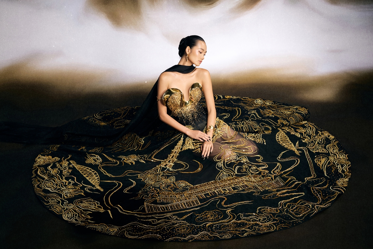 Các công trình kiến trúc nổi tiếng tại Huế được thêu tinh xảo bằng chỉ kim tuyến trong nhiều giờ đồng hồ