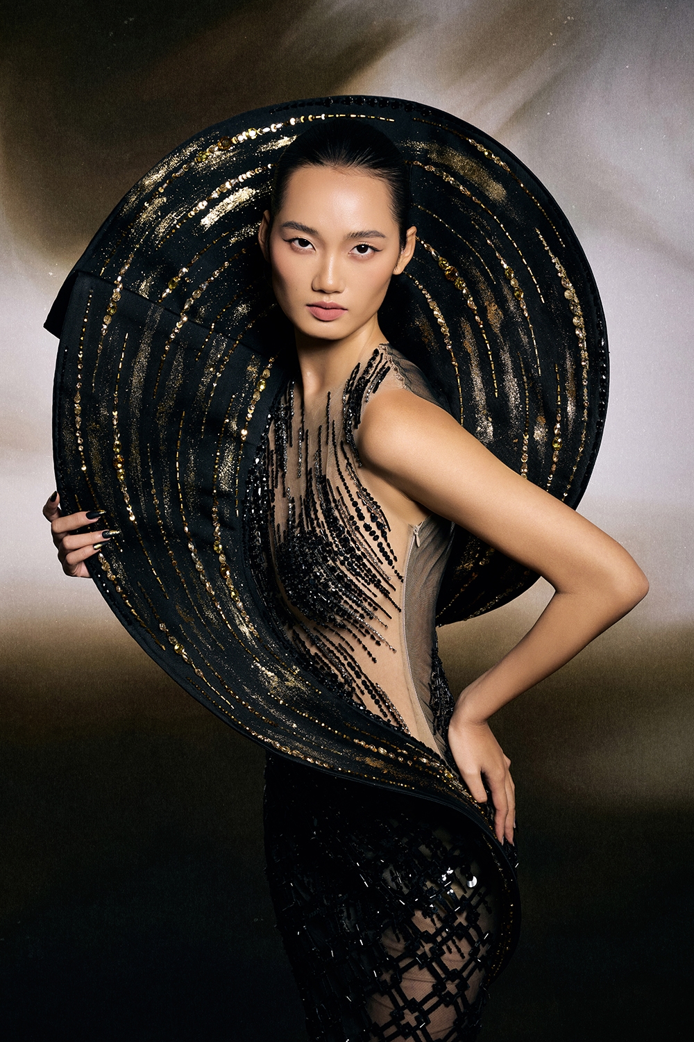 Thiết kế miêu tả vẻ đẹp của thiên nhiên và kiến trúc cung đình Huế với điểm nhấn nằm ở chi tiết cách điệu kết hợp hình ảnh cuốn thư trong trang trí hoa văn cùng xoắn mắt bão