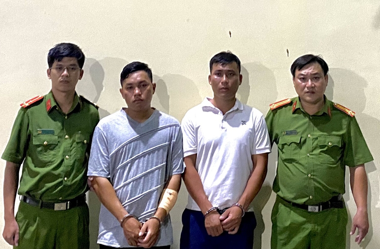 Đối tượng Đông và Đạt bị bắt giữ tại cơ quan CSĐT Công an TP Hồ Chí Minh. Ảnh: CA