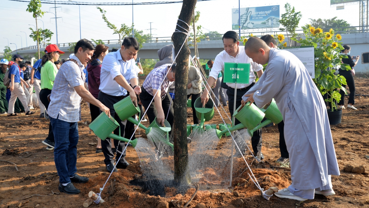 Lãnh đạo TP Thủ Đức và người dân cùng trồng 135 cây xanh kỷ niệm 135 năm ngày sinh Chủ tịch Hồ Chí Minh