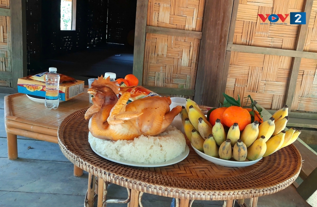 Mâm lễ cúng trong Lễ cúng cơm mới của người Thổ gồm 2 mâm, 1 mâm cỗ chay và 1 mâm cỗ mặn