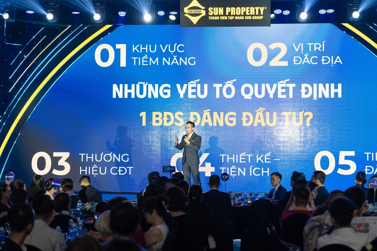 Đại diện chủ đầu tư giới thiệu về dự án - Ảnh Minh Anh