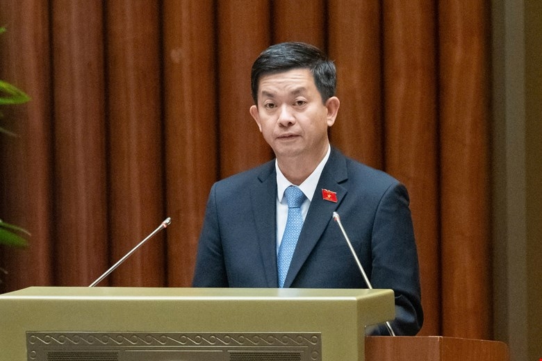 Tổng Thư ký Quốc hội, Chủ nhiệm Văn phòng Quốc hội Lê Quang Tùng trình bày dự thảo nghị quyết. (Ảnh: Media Quốc hội)