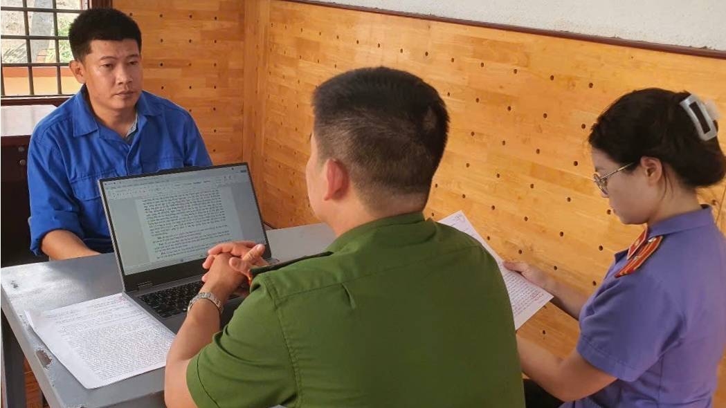 Bạch Văn Hoà tại cơ quan công an