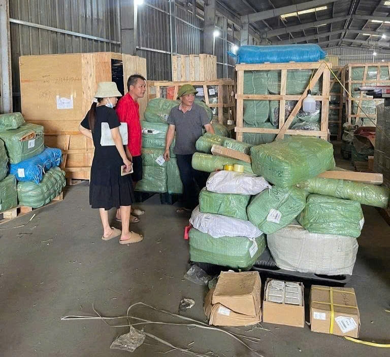 Lực lượng chức năng phát hiện trên thùng xe sơ-mi rơ-moóc tải chứa 30 tấn hàng hóa do nước ngoài sản xuất không có hóa đơn, chứng từ chứng minh nguồn xuất xứ.