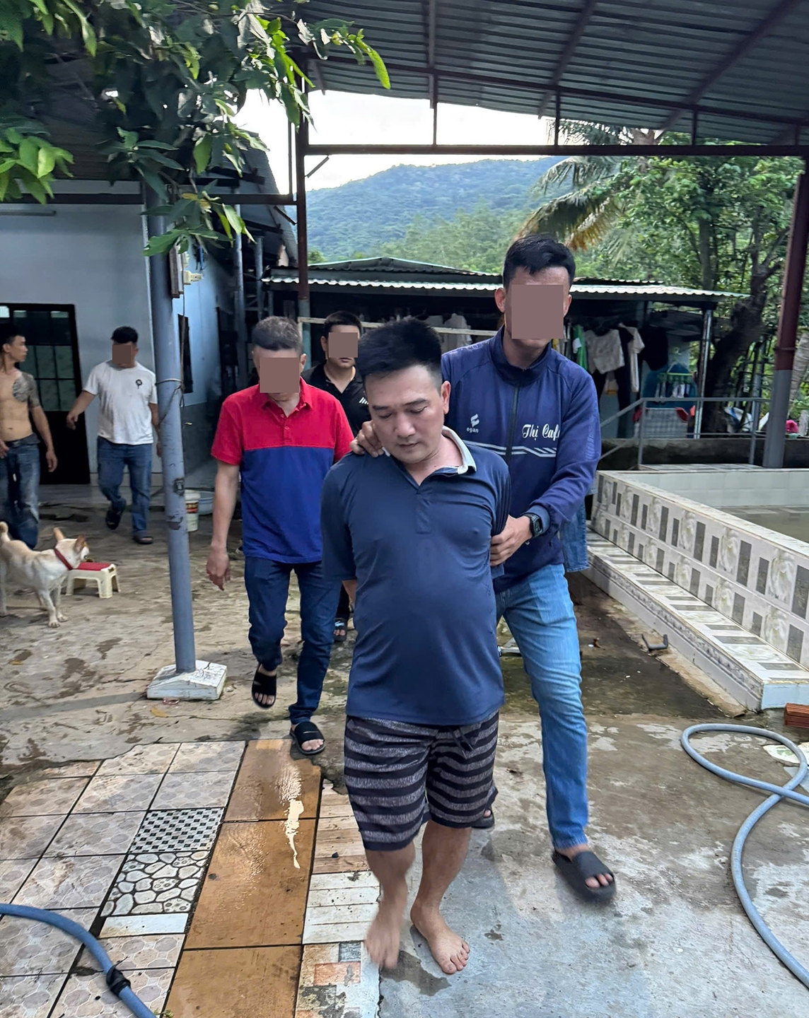 Lực lượng công an bắt Nguyễn Đình Dũng - chủ trường gà