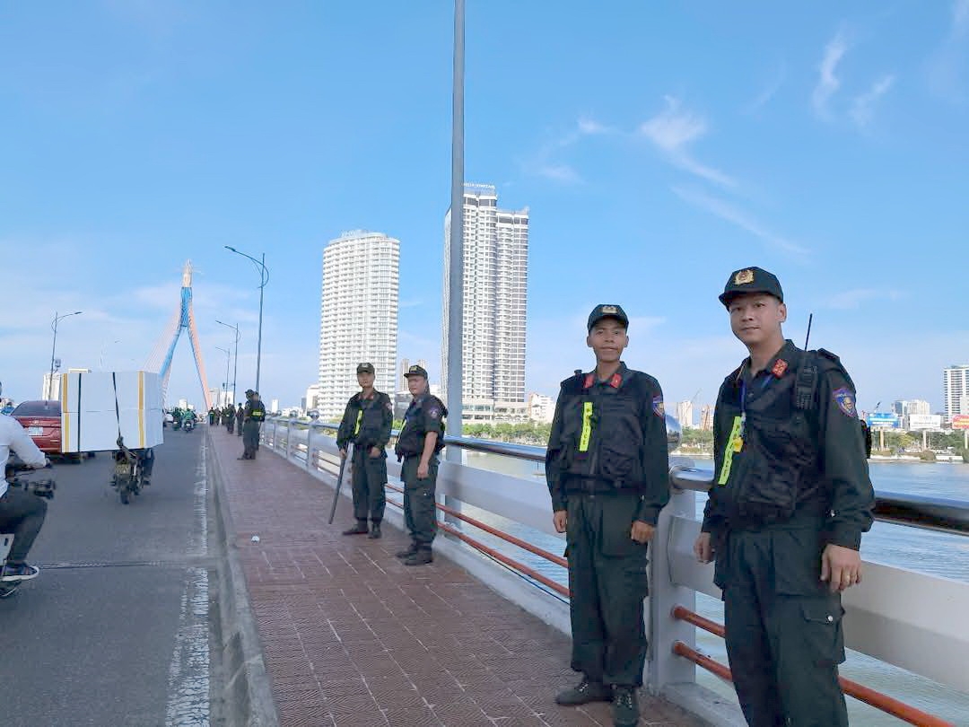 Lực lượng công an diễn tập phương án bảo vệ tại cầu sông Hàn khi diễn ra Lễ hội pháo hoa quốc tế Đà Nẵng 2025.