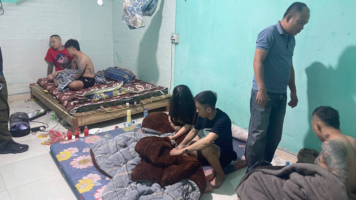 6 đối tượng sử dụng trái phép chất ma túy tại phòng trọ bị lực lượng chức năng phát hiện. Nguồn: (Công an tỉnh Quảng Ninh)