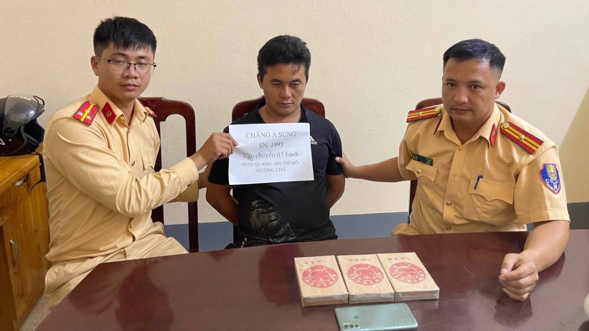 Đối tượng Cháng A Sùng cùng tang vật tại cơ quan công an