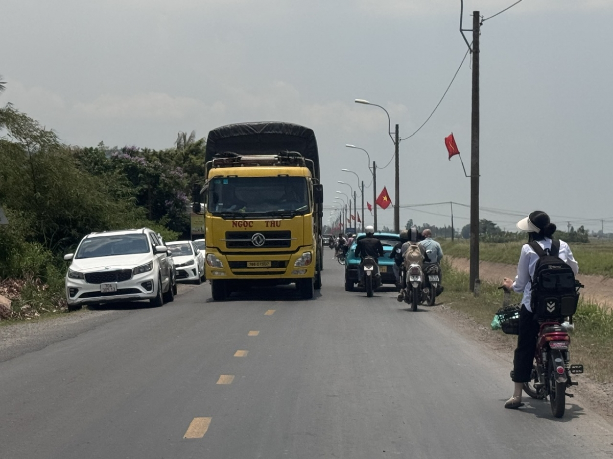 Mật độ phương tiện dày đặc trên Quốc lộ 29 đoạn qua tỉnh Phú Yên. 