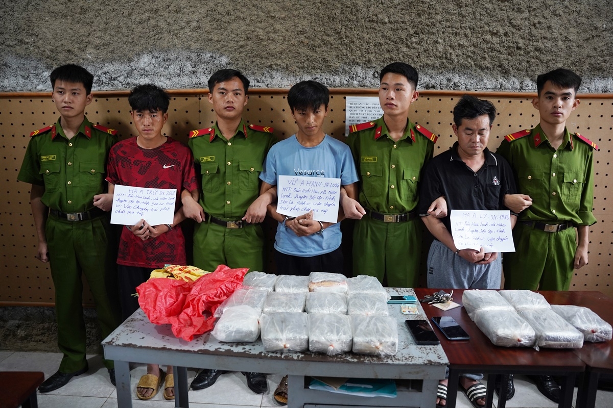 3 đối tượng bị bắt giữ cùng tang vật 
