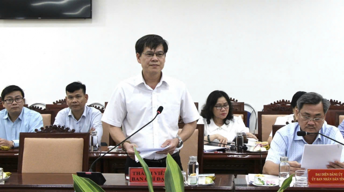 Một cuộc họp của Ban chỉ đạo thực hiện sắp xếp, tổ chức lại đơn vị hành chính trên địa bàn tỉnh Phú Yên năm 2025, bàn chính sách hỗ trợ cán bộ, công chức trong diện sẽ di chuyển địa bàn công tác