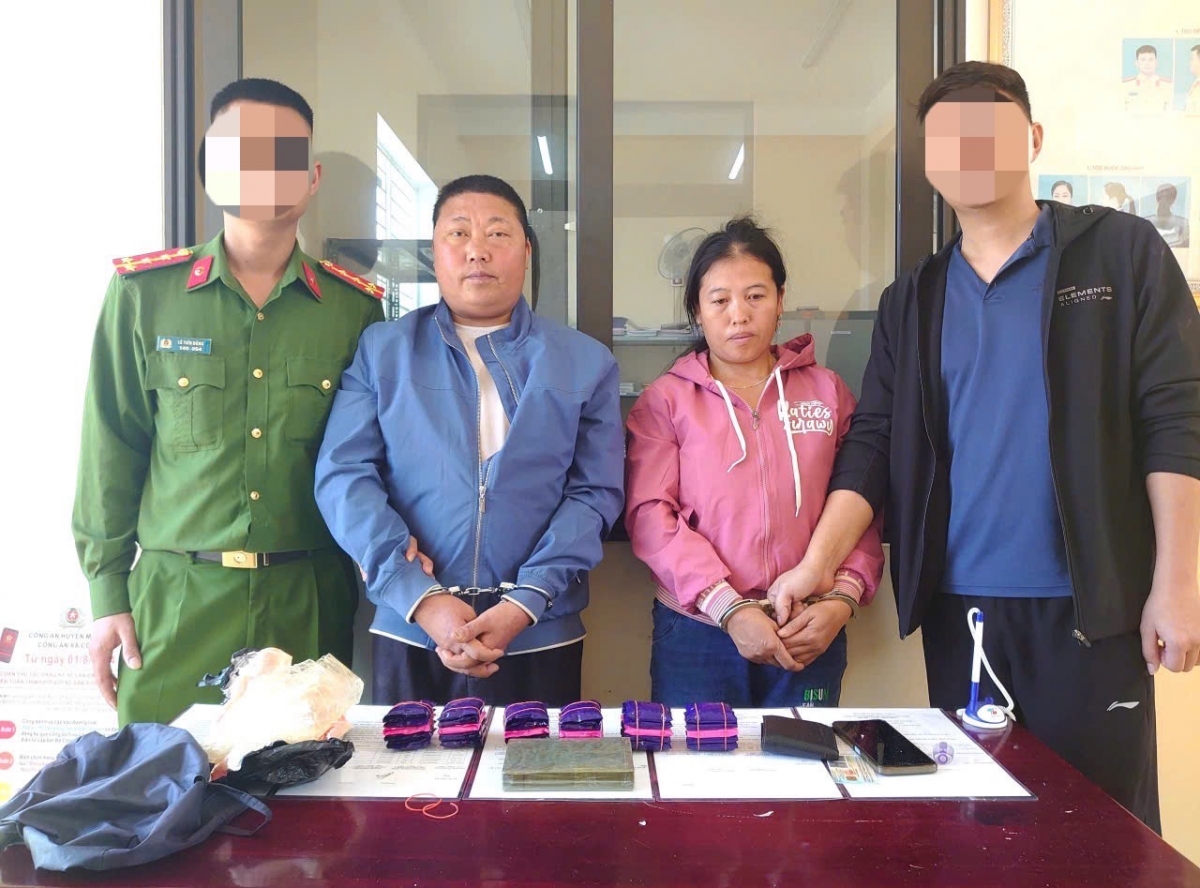 Cặp vợ chồng Tếnh Lao Sò và Sồng Thị Vang bị bắt giữ cùng tang vật 1 bánh heroin và hơn 5.500 viên ma túy tổng hợp