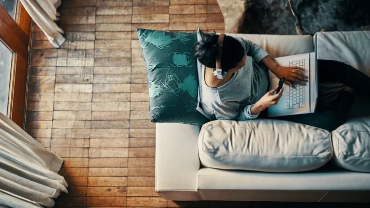 Gối sofa có thể là nguyên nhân gây mụn do bụi bẩn, dầu và vi khuẩn tích tụ theo thời gian. (Ảnh: Getty Images)