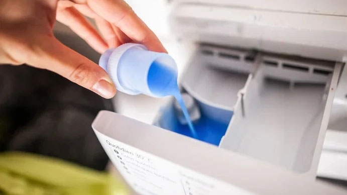 Cần lựa chọn loại nước giặt phù hợp để tránh gây mụn. (Ảnh: Getty Images)