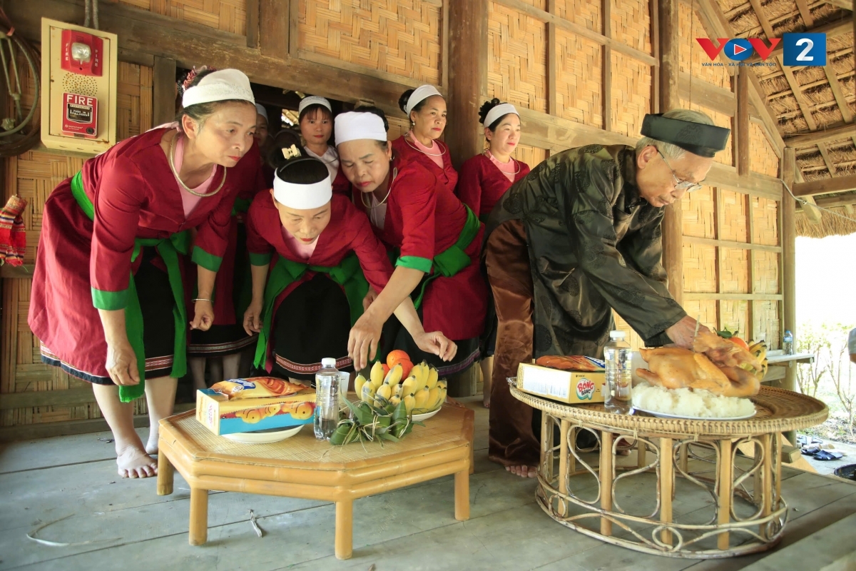 Thầy Mo Lê Văn Tưởng (áo đen) cùng sắp mâm lễ cúng cơm mới