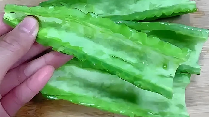 Mẹo làm mướp đắng hết đắng tới 70%: Loại bỏ lớp màng trắng bên trong. (Ảnh: Sohu)