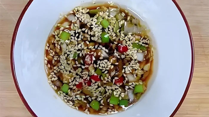 Khi làm salad mướp đắng, bạn có thể tùy theo sở thích để gia giảm vị cay. (Ảnh: Sohu)