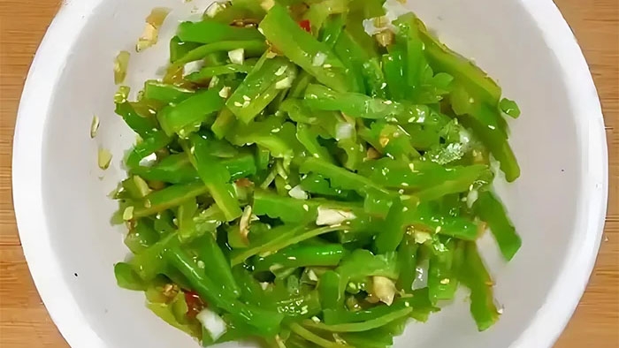Món salad mướp đắng thích hợp với mùa hè, giúp giải nhiệt. (Ảnh: Sohu)