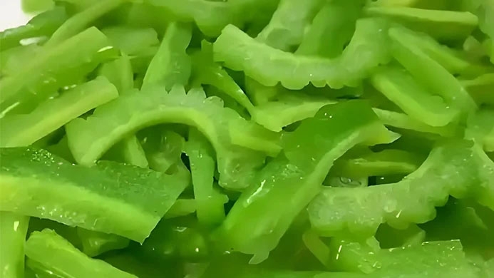 Mướp đắng thái lát để trộn salad. (Ảnh: Sohu)