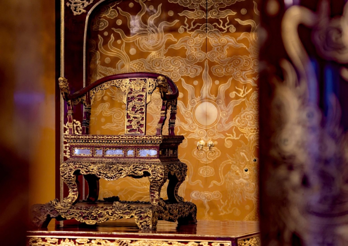 Ngai vàng triều Nguyễn đặt tại điện Thái Hòa bị đối tượng làm gãy phần tựa tay bên trái