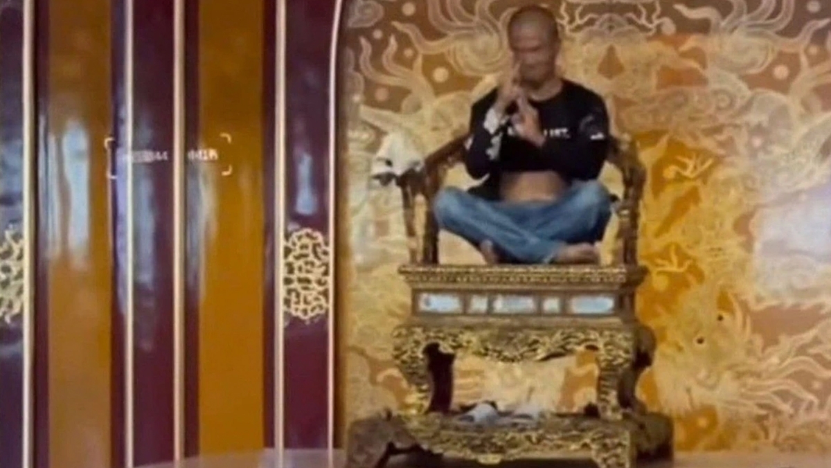 Khoảng 12h trưa 24/5, đối tượng Hồ Văn Phương Tâm, nguyên quán phường Hương Long, thành phố Huế đã vượt qua hàng rào gỗ bảo vệ, leo lên ngai vàng, la hét và gây hư hại phần tựa tay bên trái của Ngai vàng triều Nguyễn.