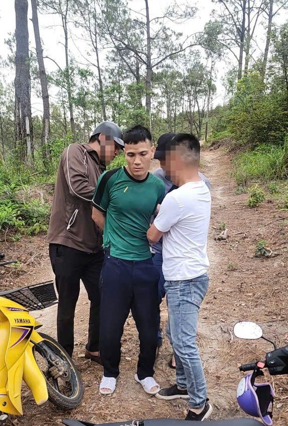 Nghi phạm cướp ngân hàng bị bắt khi đang lẩn trốn trong rừng thuộc địa bàn TP Uông Bí, tỉnh Quảng Ninh. (Ảnh: Công an cung cấp)