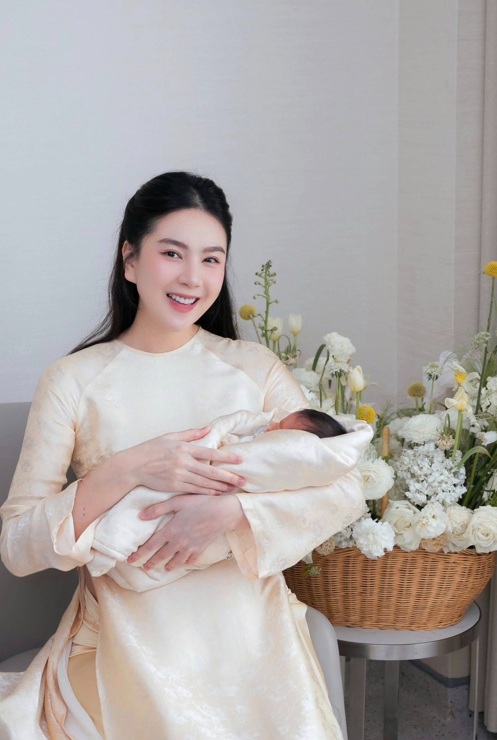 Sau gần một tháng sinh con trai đầu lòng, MC Mai Ngọc - gương mặt quen thuộc của VTV - vừa hé lộ khoảnh khắc đời thường ngọt ngào: Bế con ra ban công tắm nắng buổi sáng, nhẹ nhàng tận hưởng những giây phút làm mẹ đầu tiên đầy thiêng liêng.