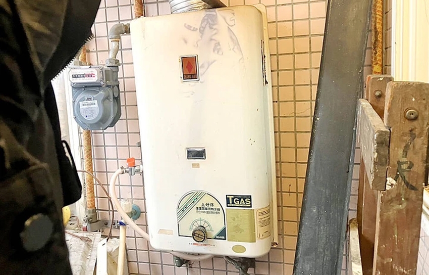 Khí CO từ máy nước nóng trong không gian kín được cho là nguyên nhân gây tử vong cho các nạn nhân. Ảnh: Taipei Times.