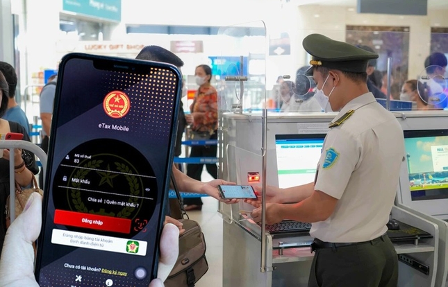 Liên thông dữ liệu giúp người nộp thuế có thể xuất cảnh ngay sau khi hoàn thành xong nghĩa vụ thuế (Ảnh minh họa: KT)