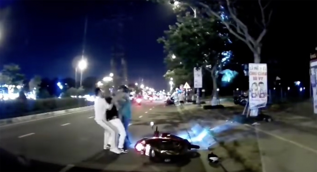 Người dân ra can ngăn đối tượng mới dừng không đánh lái xe công nghệ