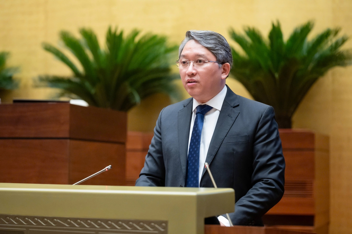 Bộ trưởng Bộ Tư pháp Nguyễn Hải Ninh trình bày trước Quốc hội Tờ trình dự án Luật sửa đổi, bổ sung một số điều của Luật Xử lý vi phạm hành chính. (Ảnh: Media Quốc hội)