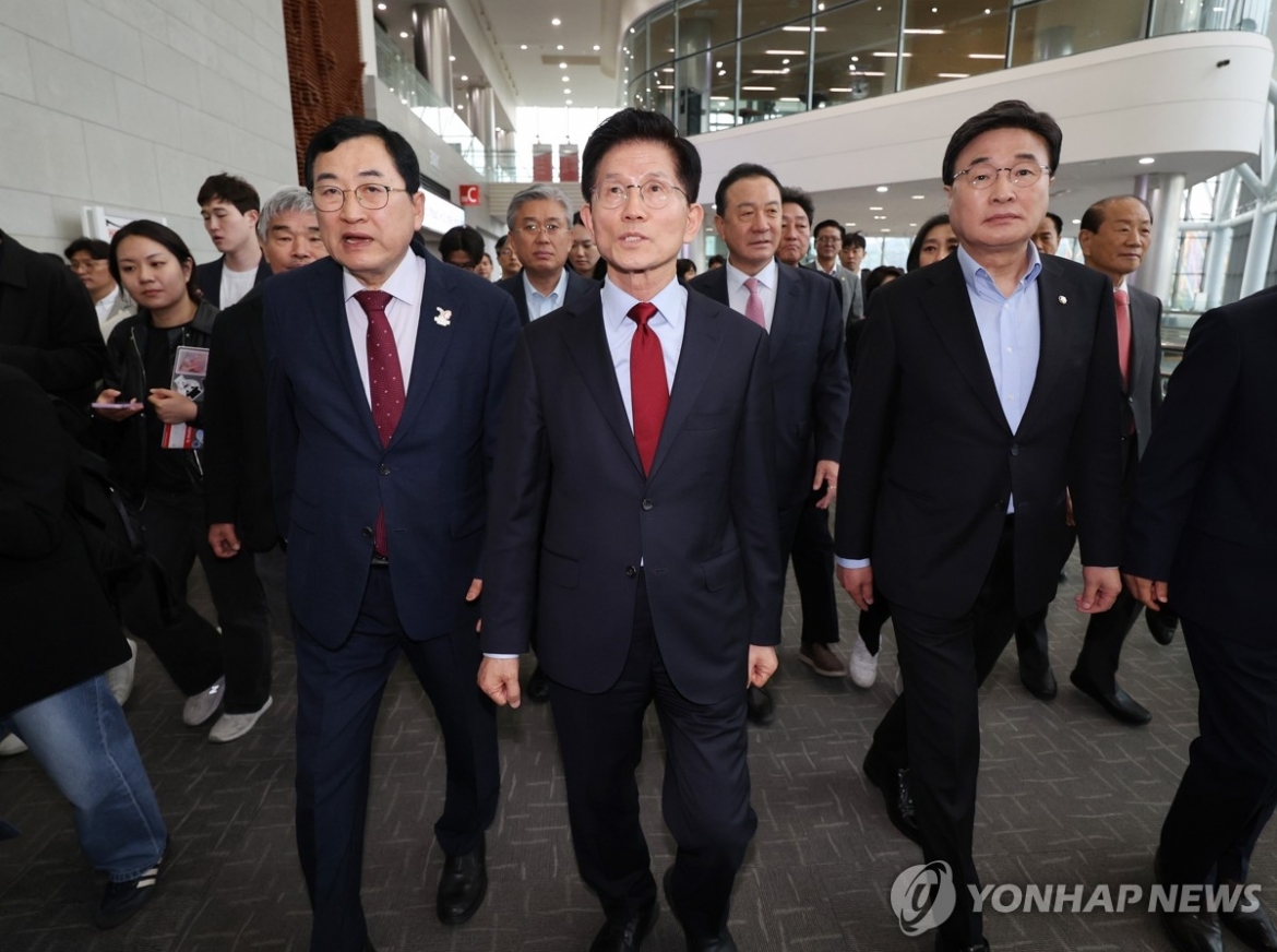 Nguyên Bộ trưởng Lao động – Việc làm Kim Moon Soo (giữa) chính thức tuyên bố chấm dứt mọi hoạt động vận động tranh cử. Ảnh: Yonhap News