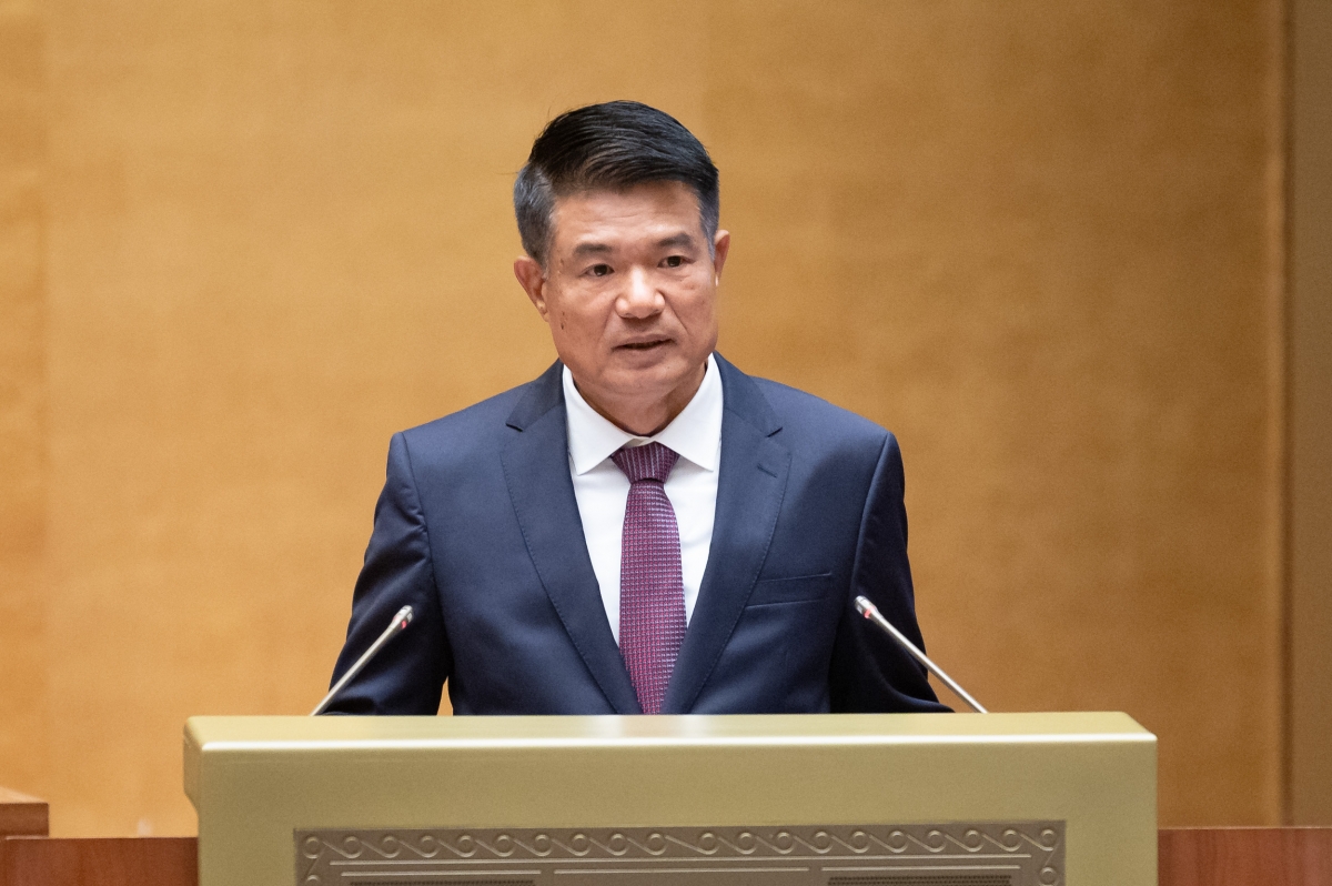 Viện trưởng VKSND tối cao Nguyễn Huy Tiến trình bày tờ trình trước Quốc hội. (Ảnh: Quốc hội)