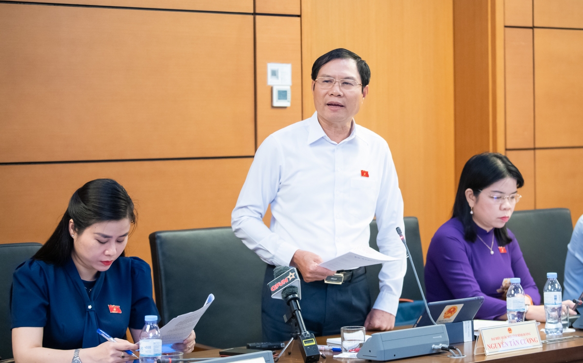 Đại tướng Nguyễn Tân Cương, Thứ trưởng Bộ Quốc phòng phát biểu tại họp tổ chiều 15/5. (Ảnh: Media Quốc hội)