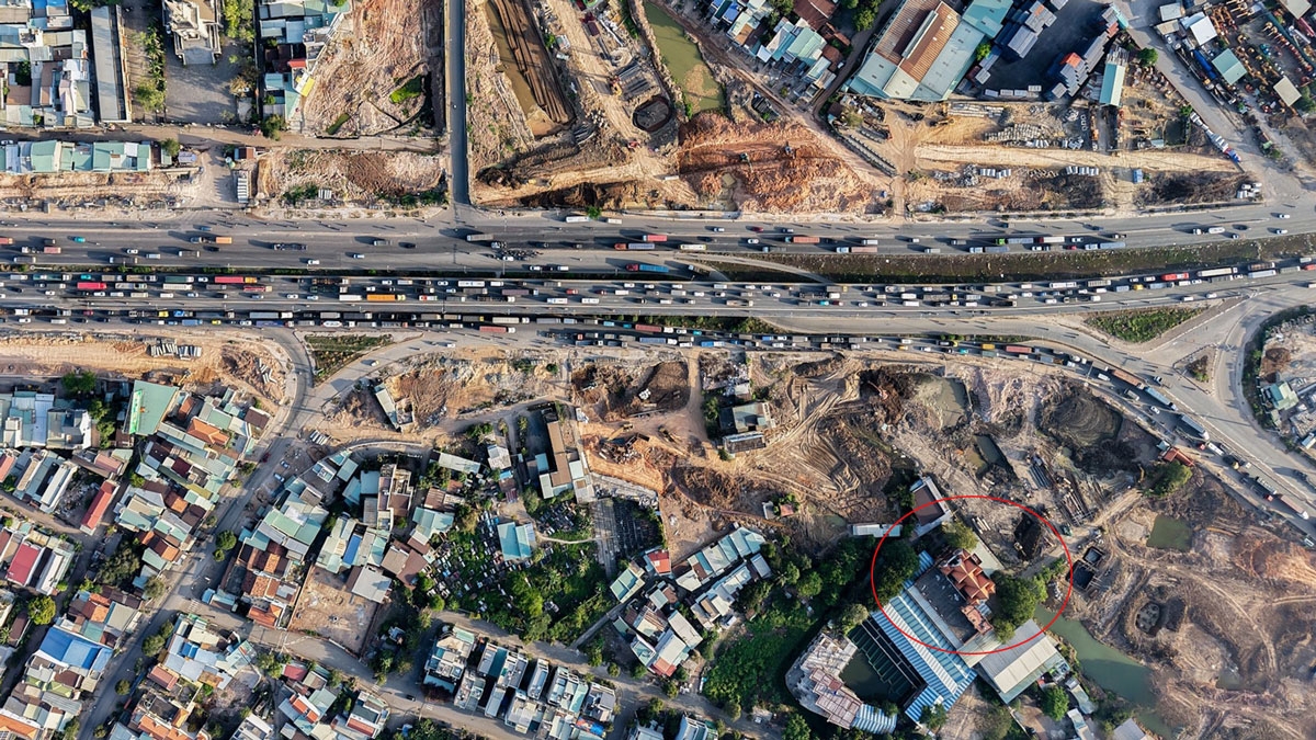 Căn nhà nằm trên nút giao Tân Vạn của dự án Vành đai 3 TPHCM (Ảnh: Tiểu Bảo)