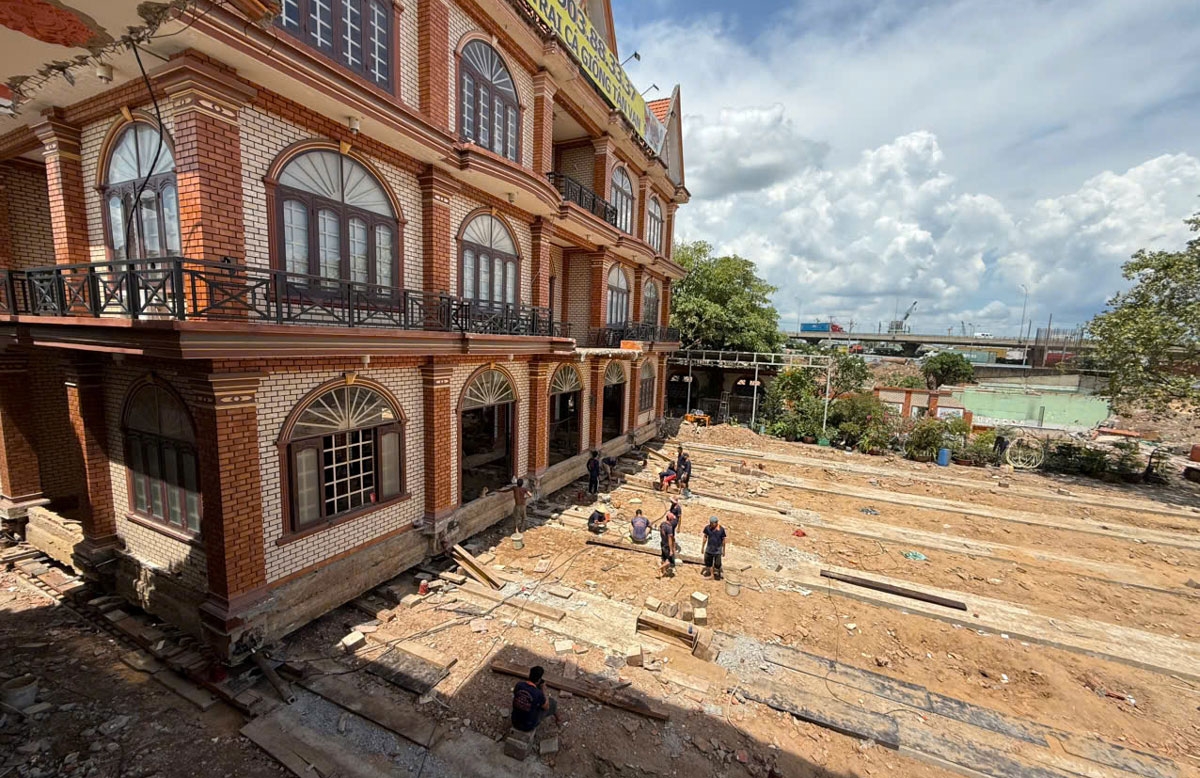 Hiện tại, các con lăn đang được sử dụng để di chuyển tòa nhà, và công trình đã dịch chuyển được khoảng 15m so với vị trí cũ. 15 ngày tới, tòa nhà sẽ được di dời hoàn toàn để nhường đất cho dự án đường Vành đai 3