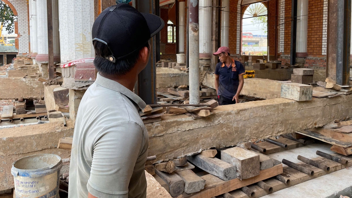 Ông Nguyễn Minh Tài - Giám đốc Công ty Thần đèn Thiên Lộc cho biết, cho biết, đơn vị thi công đã sử dụng các thanh sắt để gia cố, hàn kết cấu, tạo sự vững chắc cho công trình trước khi di dời. Sau đó, họ tiến hành đào xuống móng và dùng hệ thống kích thủy lực để nâng toàn bộ tòa nhà lên cao.