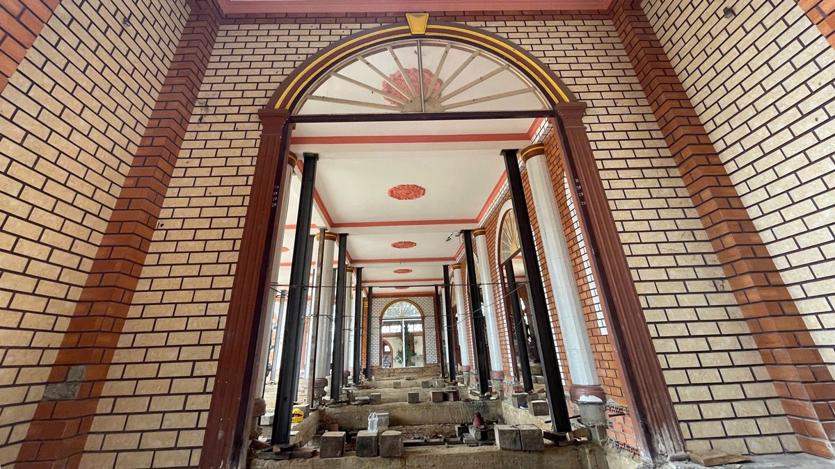 Để lưu giữ kỷ niệm, chủ nhà quyết định giữ lại phần còn lại của tòa nhà (diện tích khoảng 400m², ngang khoảng 25m, dọc khoảng 15m) và thuê di dời vào phần đất còn lại của gia đình, cách vị trí cũ khoảng 40m.