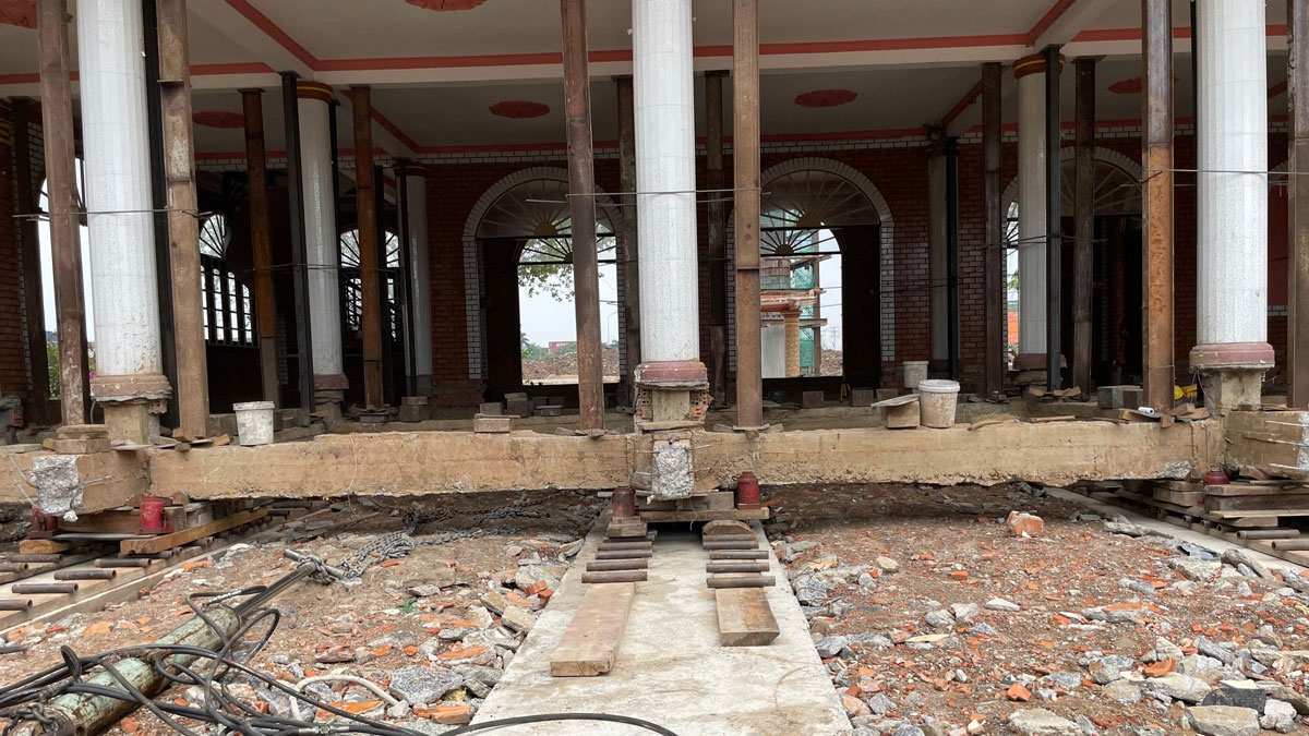 Sau một tháng thi công, tòa nhà đã được nâng thành công lên cao 1,7m so với vị trí ban đầu. Tiếp theo, đơn vị đã tiến hành làm móng mới và đổ bê tông tạo mặt bằng tại vị trí di dời.