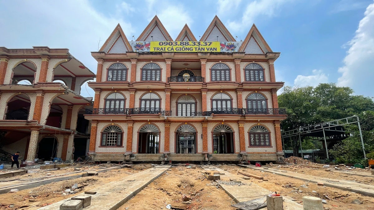 Tòa nhà 3 tầng với tổng diện tích sàn khoảng 1.000m², tọa lạc tại phường Bình Thắng, TP. Dĩ An, tỉnh Bình Dương, đã được xây dựng cách đây 20 năm và từng được sử dụng làm nhà hàng.