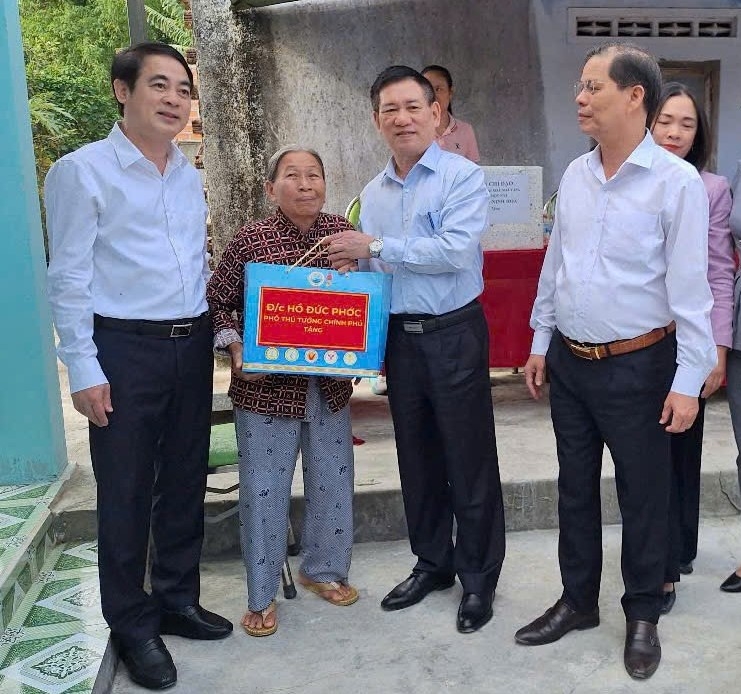 Phó Thủ tướng Hồ Đức Phớc, ông Nghiêm Xuân Thành, Bí thư Tỉnh ủy Khánh Hòa (trái), ông Nguyễn Tấn Tuân, Chủ tịch UBND tỉnh Khánh Hòa (phải) chúc mừng người dân thị xã Ninh Hòa về nhà mới