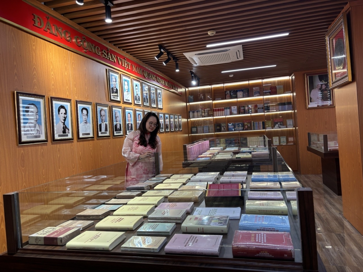 Nhân viên NXB Chính trị quốc gia Sự thật đang kiểm tra sách tại nhà trưng bày sách.