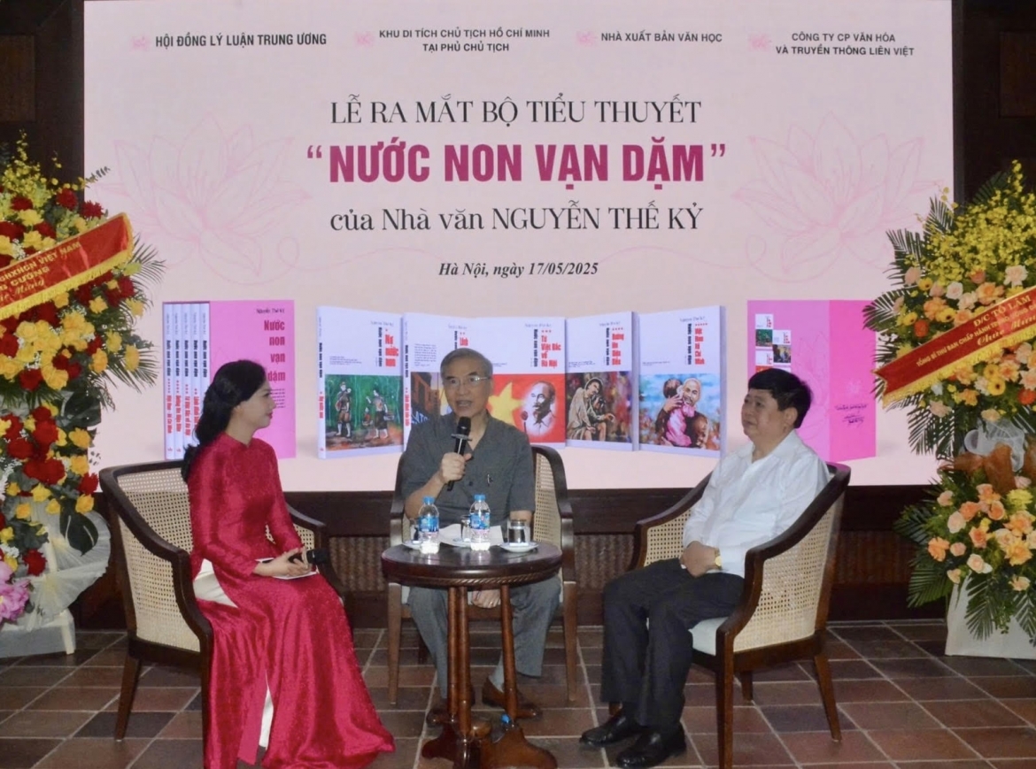 Nhà văn Nguyễn Thế Kỷ chia sẻ với khách mời tại buổi ra mắt sách.