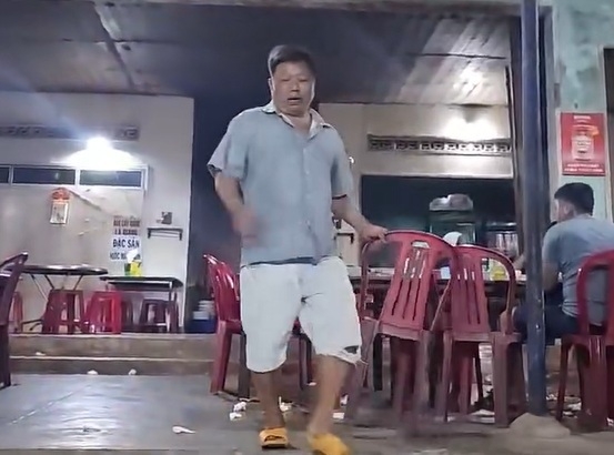 Ông Châu Đình Tấn (47 tuổi) trú tại thị trấn Phù Mỹ, huyện Phù Mỹ chủ quán cơm gà 5 tấn dùng ghế đánh tài xế xe tải